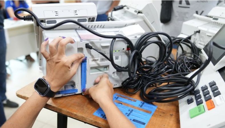 tre-to-prepara-urnas-eletronicas-para-o-2o-turno-das-eleicoes-2026-nesta-segunda-feira,-19