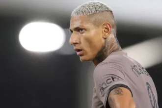 em-meio-a-polemica-com-flavio-bolsonaro,-richarlison-vive-indefinicao-na-inglaterra