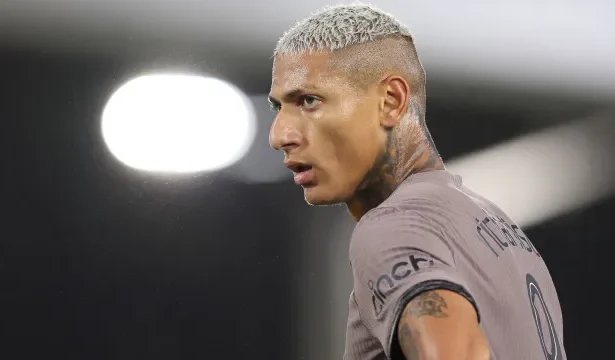 em-meio-a-polemica-com-flavio-bolsonaro,-richarlison-vive-indefinicao-na-inglaterra