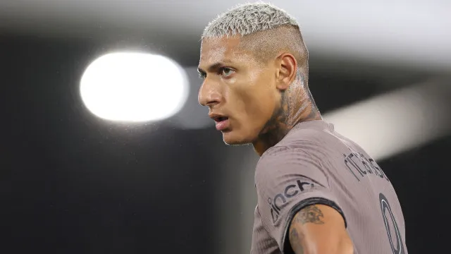 em-meio-a-polemica-com-flavio-bolsonaro,-richarlison-vive-indefinicao-na-inglaterra