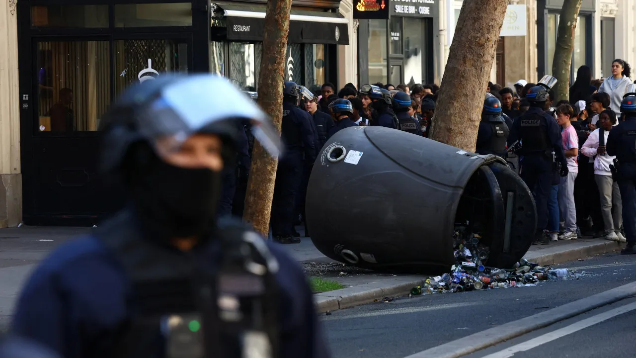 franca-decreta-novos-toques-de-recolher-e-comeca-a-julgar-detidos-apos-onda-de-caos