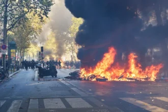 paris-tem-toque-de-recolher-decretado-pelo-terceiro-dia