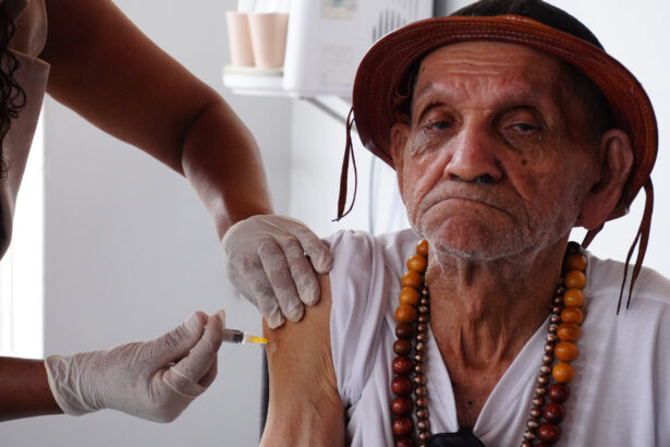 prefeitura-leva-vacina-pneumo-20-a-idosos-acolhidos-pela-casa-do-idoso-sagrado-coracao-de-jesus