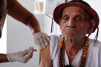 prefeitura-leva-vacina-pneumo-20-a-idosos-acolhidos-pela-casa-do-idoso-sagrado-coracao-de-jesus